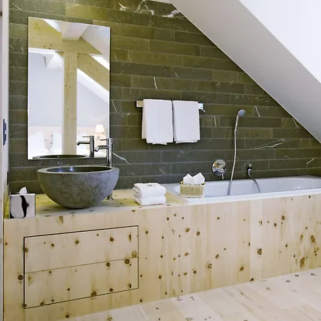 Ξενοδοχείο Romantik Muottas Muragl 3*